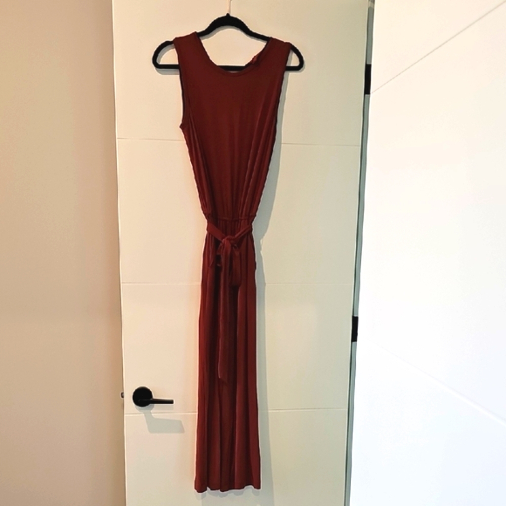 Elegant Sleeveless Dress in Rich Burgundy